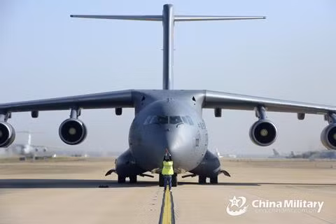 Vận tải cơ Y-20 sẽ chính là xương sống chủ lực trong cầu vận tải hàng không hiện tại và tương lai của Không quân Trung Quốc với tải trọng lớn, sức bay xa và sẽ thay thế những chiếc IL-76 nhập khẩu từ Nga trong thời gian gần. Ảnh: Y-20 của Không quân Trung Quốc.
