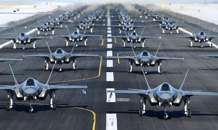 Nhìn chung, Tướng Kendall vẫn ủng hộ dự án F-35, khi ông cho rằng F-35 vẫn là loại máy bay chiến đấu tốt nhất trên thế giới trong một thời gian dài nữa. Dù là loại máy bay chiến đấu phức tạp và đắt tiền, nhưng khi đối đầu với máy bay chiến đấu thế hệ trước, F-35 hoàn toàn có thể chiếm ưu thế. Nguồn: USAF. 