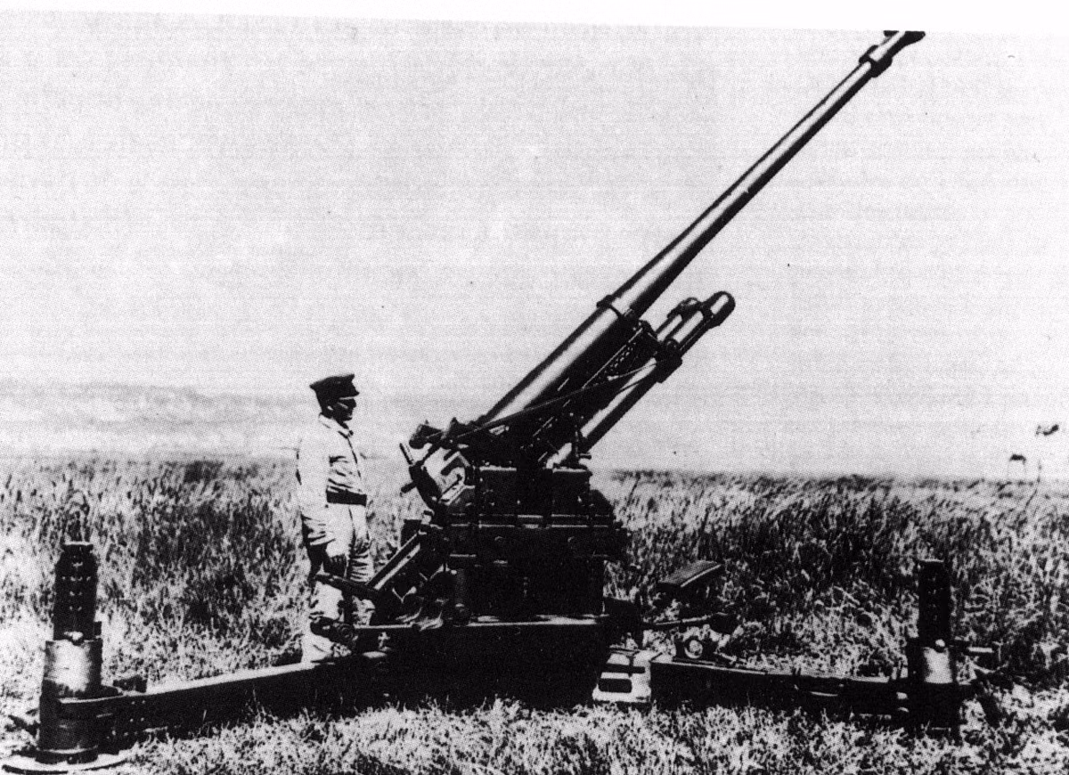 Sau năm 1945, quân đội nhân dân Việt Nam thu được nhiều khẩu pháo cao xạ 75mm của Pháp và đã cải tiến thành pháo bắn mục tiêu mặt đất. Trong đó có số pháo trang bị cho Đại đội pháo binh Thủ đô, đơn vị pháo binh chính quy đầu tiên của Việt Nam, thành lập tháng 6/1946.