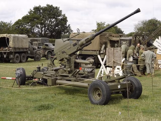 Thứ sáu là pháo cao xạ 40mm Bofors, có cỡ nòng 40mm; cỡ đạn 40x311mm, khối lượng 522kg, tầm bắn tối đa cao 7000m, tốc độ bắn 120 phát/phút. Việt Nam thu được một số pháo Bofors phiên bản gắn trên tàu hoả bọc thép hoặc trong đồn bốt của quân Pháp và sử dụng lại để chống quân Pháp.