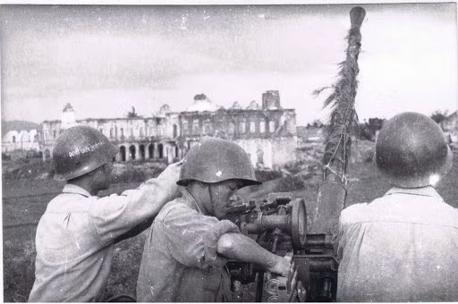Năm 1953, quân đội Việt Nam, được Liên Xô viện trợ qua đường Trung Quốc, 6 tiểu đoàn pháo M-1939, biên chế thành trung đoàn cao xạ pháo đầu tiên, trung đoàn 367, đại đoàn 351. Đơn vị này tham chiến lần đầu tiên trong chiến dịch Điện Biên Phủ 1954. Nguồn ảnh: THJ.