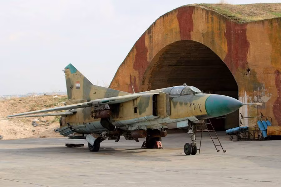 Trước khi được trang bị máy bay tiêm kích MiG-29 vào cuối những năm 1980, Syria là khách hàng hàng đầu mua máy bay chiến đấu MiG-23 Flogger của Liên Xô trong Chiến tranh Lạnh và là nước đầu tiên mua máy bay này vào năm 1974.