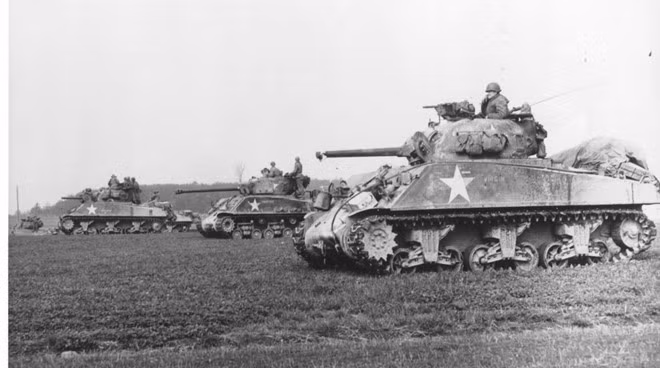 Sherman không phải là xe tăng tốt nhất trong chiến tranh thế giới thứ 2, thua kém nhiều so với xe tăng Tiger và Panther của Đức. Nhưng chi phí thấp, dễ sản xuất với số lượng rất lớn, tạo nên thế áp đảo trên chiến trường. Xe tăng M4 Sherman đóng vai trò quan trọng, trong việc đánh bại sức mạnh quân đội Đức quốc xã ở mặt trận phía tây.