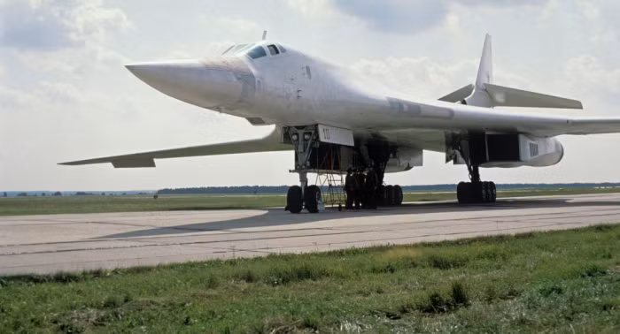 Một câu hỏi được đặt ra là tại sao Nga lại đặt cược vào máy bay ném bom Tu-160M, khi các đối thủ đang chuyển mạnh sang các máy bay ném bom tàng hình thế hệ mới? Phải chăng Nga không đủ lực, chế tạo một máy bay ném bom tàng hình thế hệ 5 như của Mỹ? 