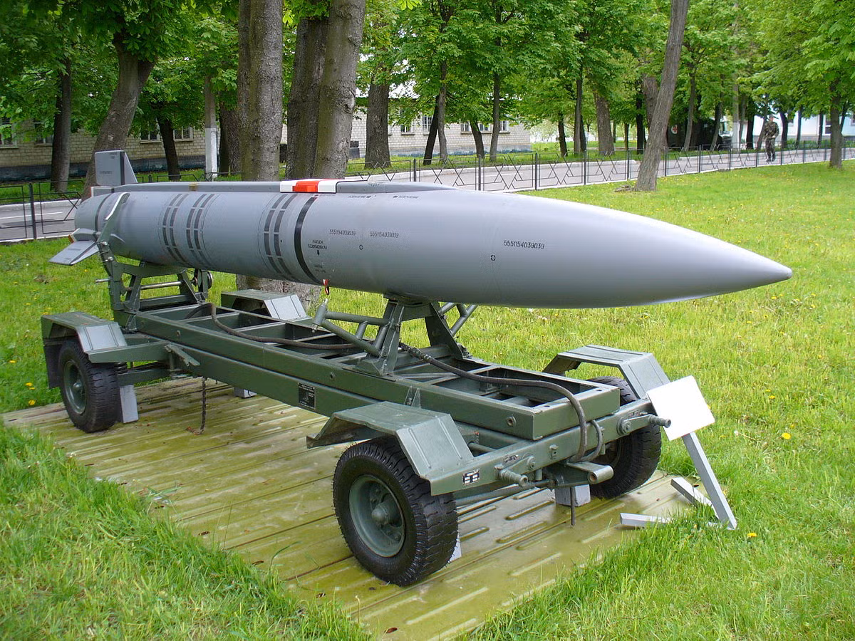 Ngoài ra Tu-160M vẫn sử dụng được loại tên lửa hành trình Kh-55MS, có tầm bắn lên đến 3.000 km và có thể mang đầu đạn thông thường hoặc đầu đạn hạt nhân. Chưa hết, các biến thể Tu-160M có thể mang tên lửa siêu thanh Dagger, có tầm bắn 1.000 km; giúp tăng đáng kể hiệu quả chiến đấu của máy bay.