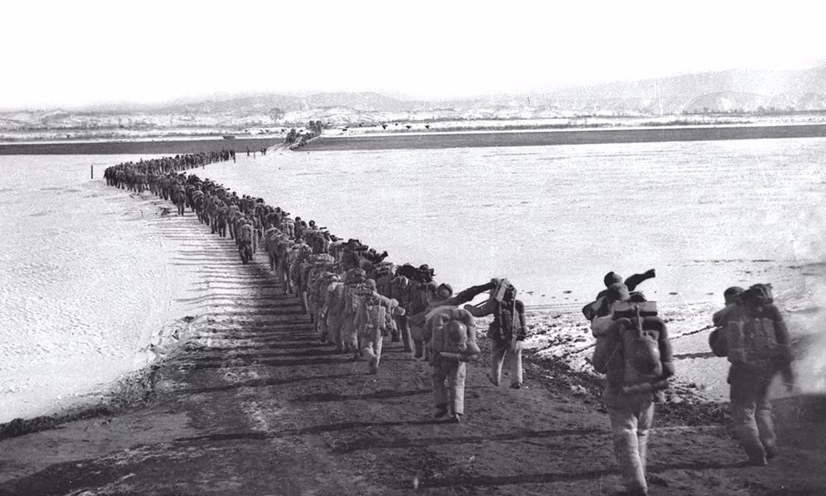 Ngày 10/10/1950, Thủ tướng Trung Quốc Chu Ân Lai và Tư lệnh Lâm Bưu đến Moscow, sau đó bay đến Biển Đen để hội đàm với nhà lãnh đạo Liên Xô Stalin, yêu cầu Liên Xô hỗ trợ. Đây là cuộc gặp của lãnh đạo cấp cao đầu tiên giữa Trung Quốc và Liên Xô, sau khi thành lập nước Cộng hòa Nhân dân Trung Hoa (1/10/1949).