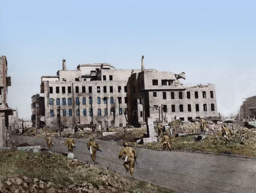 Từ năm 1950 đến năm 1951, Trung Quốc đã được Liên Xô trang bị cho 12 sư đoàn không quân và 36 tàu phóng lôi. Từ năm 1951 đến năm 1954, Trung Quốc đã nhập khẩu vũ khí và trang bị đủ cho 60 sư đoàn bộ binh và vũ khí hạng nhẹ cho 36 sư đoàn bộ binh từ Liên Xô.