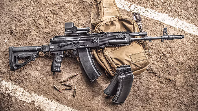 AK-74 sử dụng báng súng gập về bên phải, nòng dài 414 mm và chiều dài tổng thể là 940 mm. Năm 2015, Quân đội Nga đã áp dụng một số nâng cấp theo phong cách phương Tây lên chuẩn AK-74M, bao gồm báng súng mới có thể điều chỉnh dài-ngắn, ray Picatinny như trên khẩu M4, để lắp các phụ kiện, cùng tay cầm, ốp lót tay và giảm giật mới. Nguồn ảnh: Pinterest.
