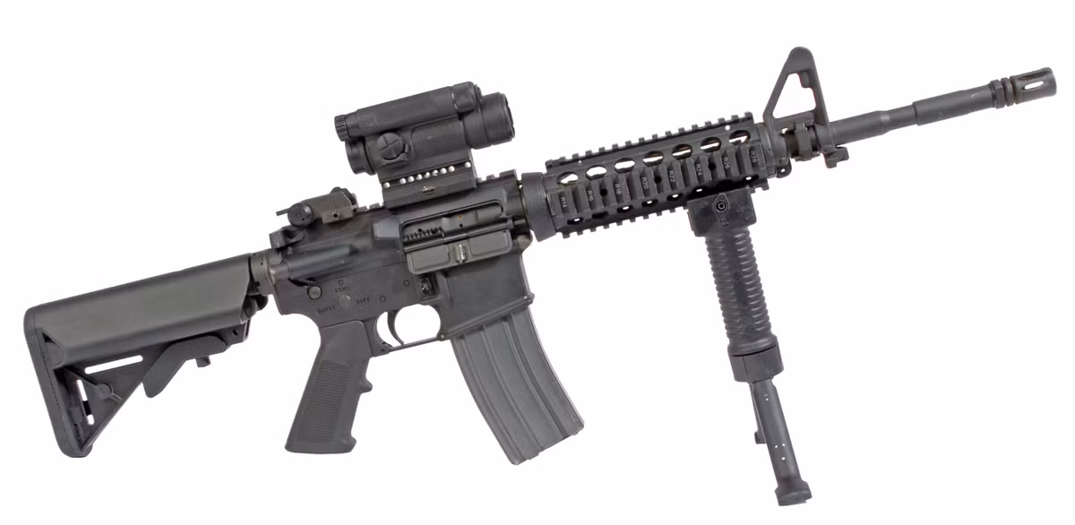Đứng đầu trong số súng trường tiến công hiện nay là khẩu M4 Carbine của Mỹ. Ban đầu được hãng Colt phát triển để thực hiện hợp đồng cho UAE; sau đó khẩu M4 carbine được chấp nhận vào biên chế của Lục quân và Thủy quân lục chiến Mỹ.