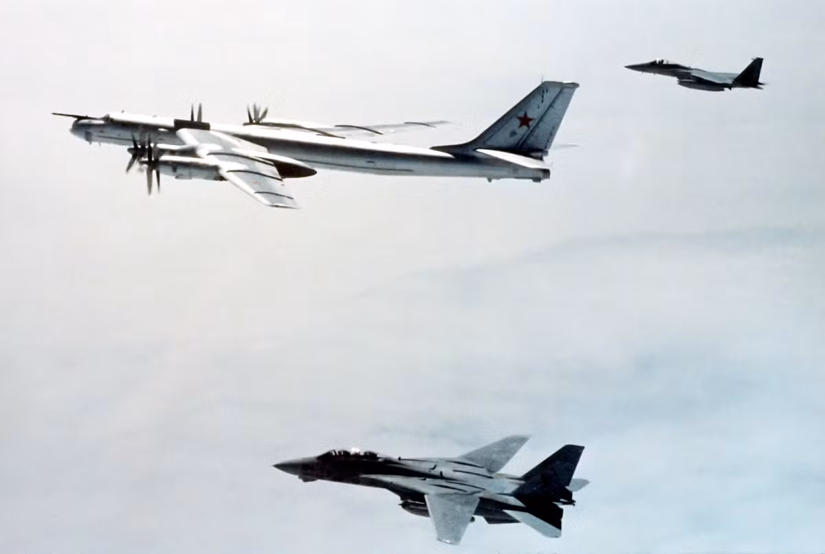 F-14 sẽ tấn công máy bay ném bom Liên Xô, trên vùng trời cách hàng không mẫu hạm 700 km. Khi các phi công Mỹ phát hiện ra máy bay ném bom của Liên Xô, họ sẽ bắt đầu tấn công và F-14 sẽ phóng tên lửa tầm xa. Mỹ ước tính, Liên Xô phải cần khoảng 100 máy bay ném bom, để tiêu diệt một nhóm tác chiến tàu sân bay Mỹ.