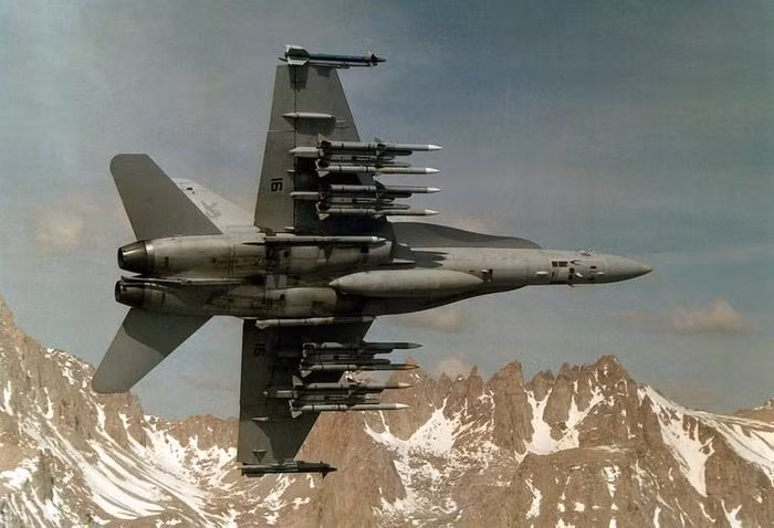 Tuy nhiên Trung Quốc cho rằng, F-14 và tên lửa Phoenix đã bị loại biên nhiều năm; các tên lửa F/A-18 và AMRAAM thay thế chúng không đủ tầm. Trung Quốc đánh giá khả năng phòng không, của các máy bay chiến đấu trên tàu sân bay của hải quân Mỹ ngày nay, yếu hơn so với những năm 1980.