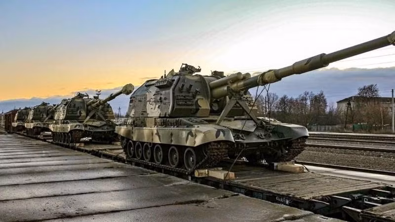 Ngoài ra, các nhà quan sát ghi nhận cường độ di chuyển cao của các phương tiện bọc thép qua cầu Crimea. Tất nhiên, nó không cần thiết cho việc phòng thủ bán đảo, vì ở đây có quá đủ các phương tiện. Xe bọc thép là dùng cho các hành động tấn công, để tiến về phía Kiev.