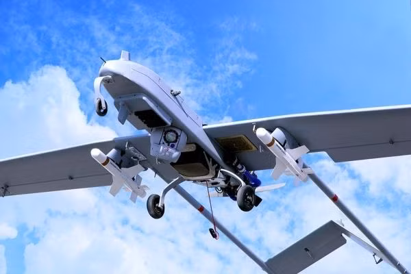 Hiện nay UAV nhanh chóng trở thành "khách quen" trên chiến trường, bởi vì lực lượng nổi dậy cũng như các tổ chức vũ trang khác đã được trang bị một số lượng lớn UAV và sử dụng chúng để tấn công các loại như xe tăng chiến đấu chủ lực, xe cơ giới.