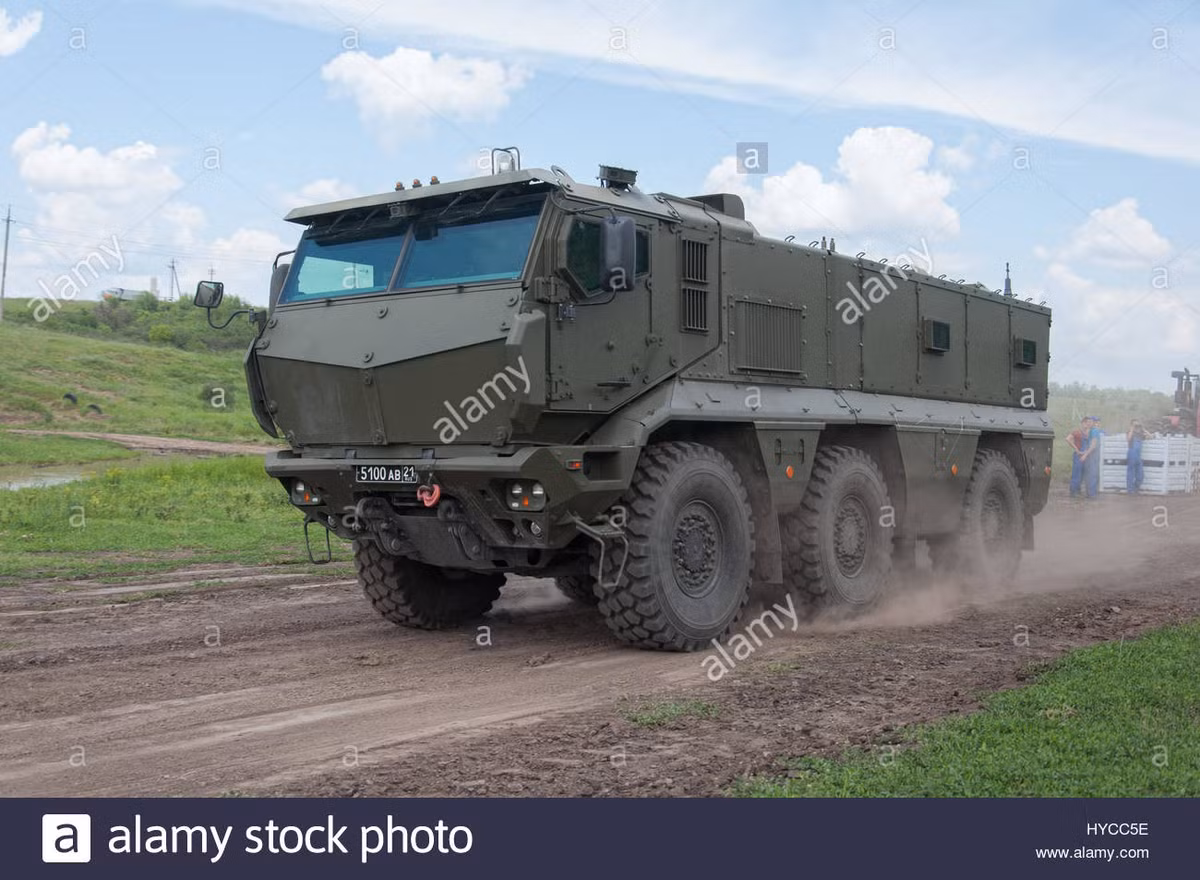 Tất cả các xe thiết giáp lớp Typhoon đều sử dụng khung gầm của hãng ô tô Kamaz, được dẫn động tất cả các bánh. Với thiết kế việt dã như vậy, những con “quái vật” nặng 15 tấn này, có thể băng qua tuyết và cồn cát, cũng như qua các chướng ngại vật trên mặt nước. 