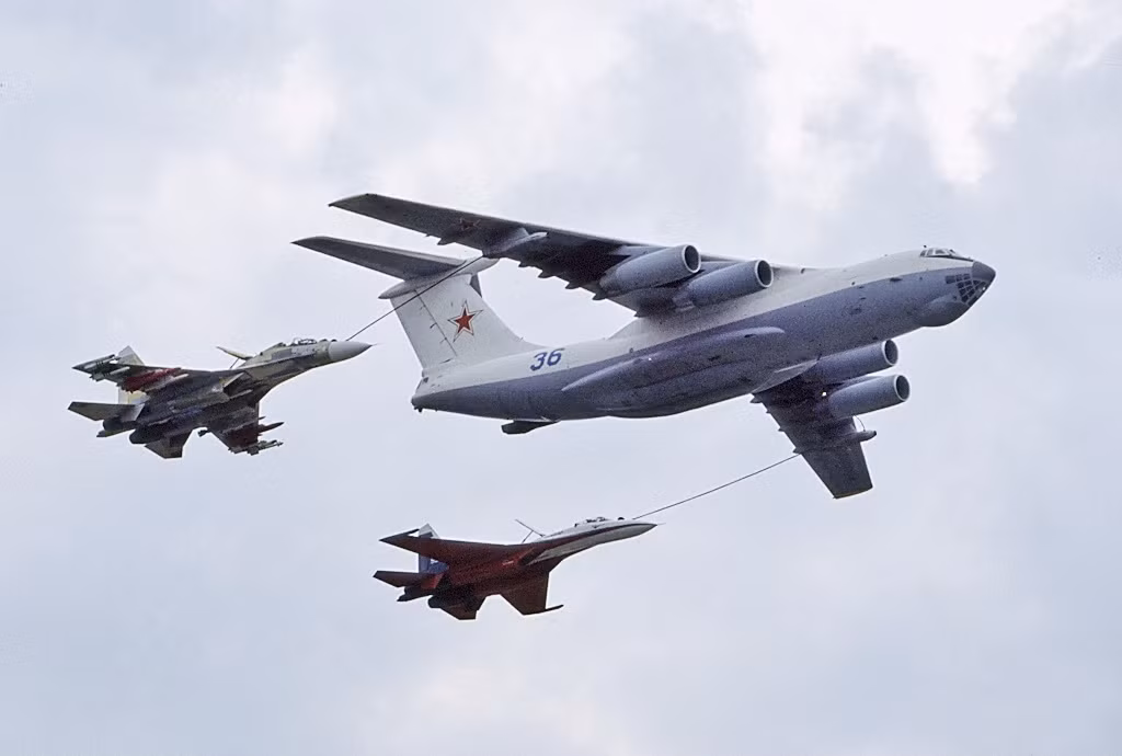 Ngoài ra trong cuộc tập trận cũng xuất hiện 2 chiếc máy bay MiG-31, được hỗ trợ bởi máy bay tiếp dầu trên không Il-78. Lực lượng lục quân cũng tiến hành các cuộc diễn tập trên mặt đất, trong điều kiện thời tiết cực. Nhiệt độ trung bình trong khu vực dao động từ -13 và -22 độ C, với sức gió giật lên đến hơn 110 km/h.