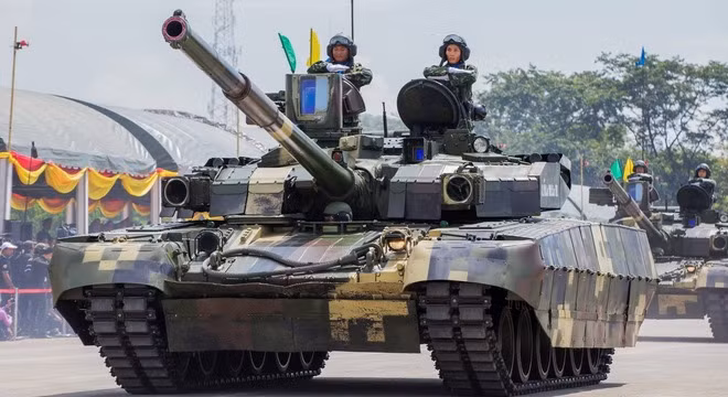 Phiên bản BM Oplot đã có một khách hàng nước ngoài là Thái Lan. Năm 2011, Thái Lan đã ký hợp đồng mua 49 chiếc BM Oplot. Những chiếc Oplot này được gọi là Oplot-T, có điều hòa không khí, thiết bị vô tuyến mới và động cơ phụ trợ APU mới. Tuy nhiên, tốc độ giao hàng chậm khiến Thái Lan phải hủy hợp đồng toàn bộ. Ảnh: Xe tăng T-84 Oplot-M của Quân đội Thái Lan - Nguồn: Topwar