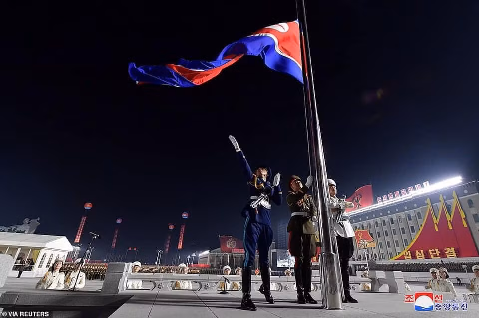 Tối ngày 14/1 vừa qua, Triều Tiên đã bất ngờ cho tổ chức trọng thể cuộc duyệt binh quy mô lớn tại thủ đô Bình Nhưỡng với sự tham gia của rất nhiều cán bộ chiến sĩ của các lực lượng vũ trang cùng vô vàn loại vũ khí hiện đại. Sự kiện này nhằm chào mừng cuộc Đại hội lần thứ 8 của Đảng Lao động Triều Tiên diễn ra vô cùng tốt đẹp