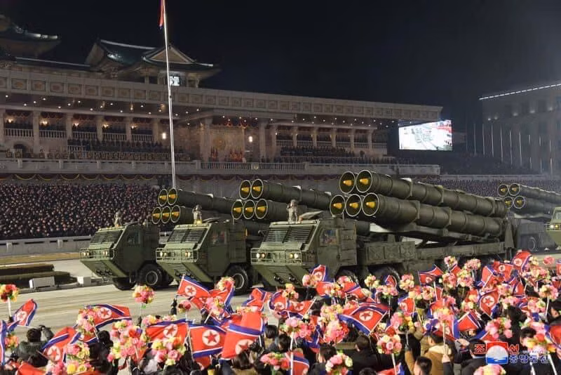 Các bệ phóng này có thể khai hỏa đạn rocket tầm xa từ vài chục cho đến cả trăm km. Trong một thời gian ngắn sẽ trùm lên đầu kẻ thù một màn lửa vô cùng lớn, nếu kết hợp nhiều khẩu đội cùng lúc có thể tấn công trên một khu vực cực kỳ rộng lớn.