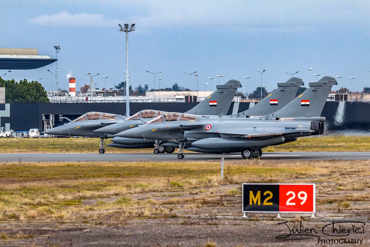 Vừa qua Ai Cập tiếp tục ký hợp đồng mua của Pháp 30 máy bay chiến đấu Rafale, phiên bản hai chỗ ngồi, thiên về khả năng tiến công mặt đất; với tên lửa hành trình SCALP-EG, cho không quân Ai Cập khả năng tiến công mặt đất tầm xa chính xác.