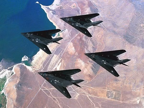 Những chiếc "Chim ưng đen" nhỏ bé, phải bay qua hệ thống phòng thủ radar của Iraq và nó đã đúng giờ được hẹn, để đến bầu trời thủ đô Baghdad, khi cuộc không chiến bắt đầu lúc 3 giờ sáng và ném bom vào các mục tiêu; trong khi lực lượng phòng không Iraq không biết bom nổ từ đâu.