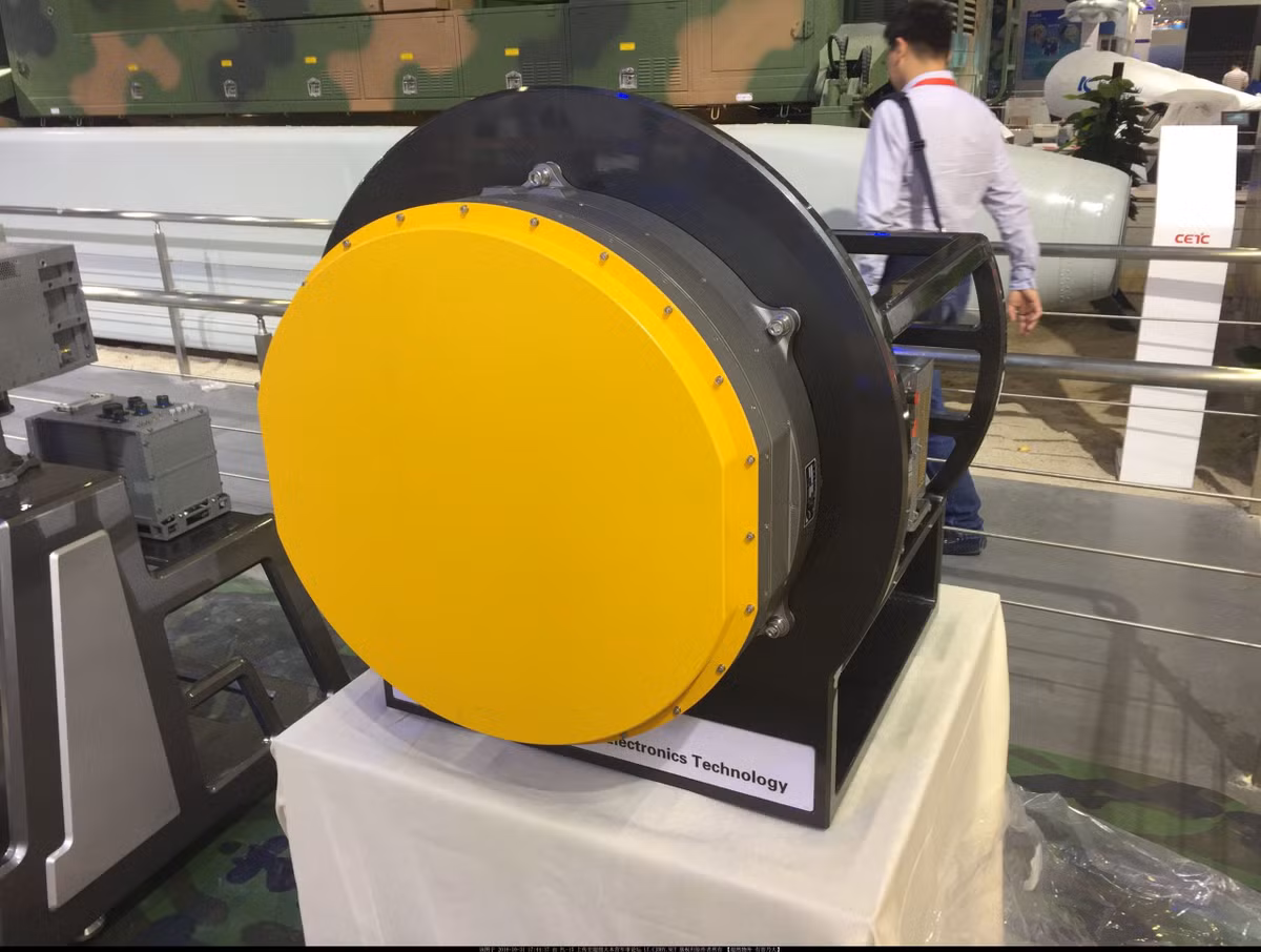 Cốt lõi của hệ thống điện tử hàng không JF-17 là radar KLJ-7AL và máy tính điều khiển hỏa lực. Radar KLJ-7 có nhiều chế độ, nhưng có những vấn đề lớn trong vận hành và bảo trì, tỷ lệ hỏng hóc của radar rất cao. Nhiều mô-đun của máy tính điều khiển hỏa lực của JF-17 hoạt động không đáng tin cậy, vì vậy Pakistan hiện đang cố gắng sử dụng các máy tính điều khiển hỏa lực trong nước.