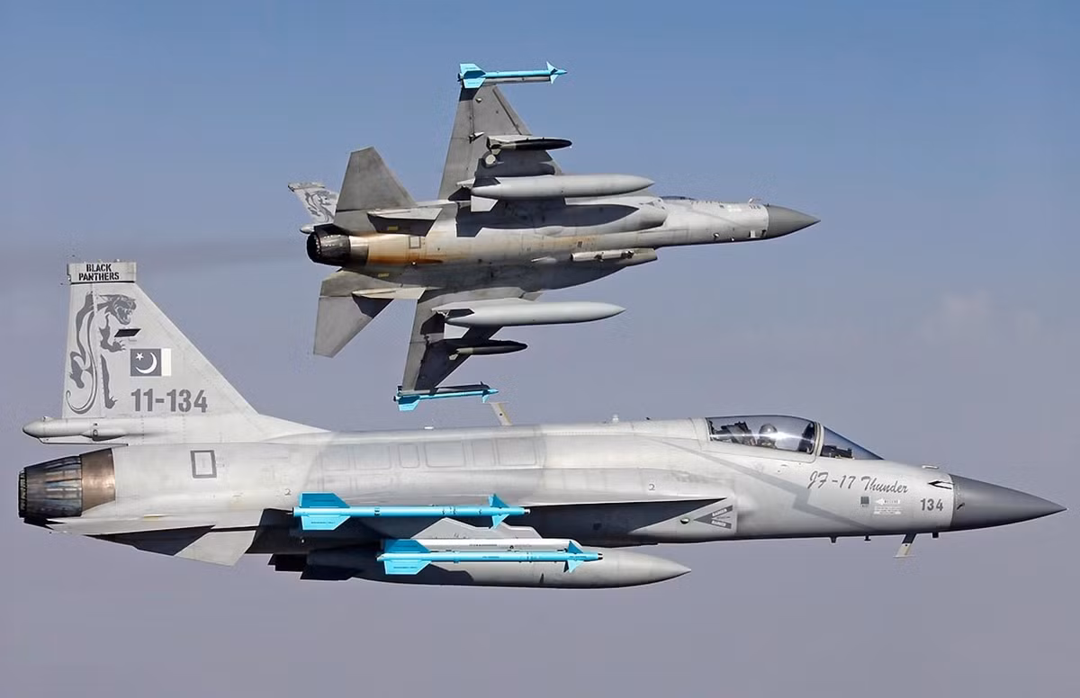JF-17 là loại máy bay chiến đấu hạng nhẹ, một động cơ, đa chức năng giá rẻ, hoạt động trong mọi thời tiết; sử dụng khung máy bay của Trung Quốc, được trang bị hệ thống điện tử hàng không của phương Tây và được trang bị động cơ RD 93 của Nga.