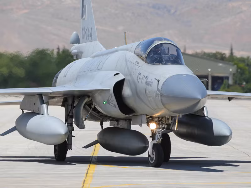 Không quân Pakistan nhận thấy, chi phí chiến đấu và bảo dưỡng của JF-17 rất cao so với chiến đấu cơ hiện đại, nên cần phải giảm chi phí, hạ giá thành hơn. Theo hợp đồng, thị phần sản xuất JF-17 của tổ hợp hàng không Pakistan phải là 58%, nhưng còn lâu mới đạt được tỷ lệ này.