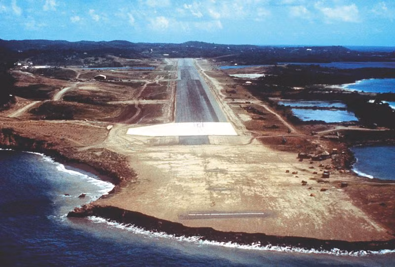 Để xây ''pháo đài Grenada'', quân đội Liên Xô đã chuyển đến đây một kho vũ khí lớn gồm cả xe bọc thép, pháo phòng không, súng trường, lựu đạn, cùng hàng triệu viên đạn các loại. Họ cũng mở rộng đường băng của sân bay trên đảo để máy bay vận tải cỡ lớn hạ cánh.