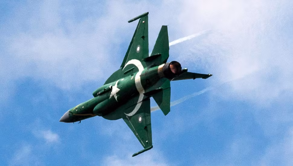 Một nguồn tin quân sự Nga cho hay phía Azerbaijan đã chính thức đặt mua một lô 21 chiếc tiêm kích JF-17 Block 3 từ Pakistan, đơn hàng sẽ được chuyển giao bắt đầu từ tháng 2 và tháng 3 năm nay. Sau khi tiếp nhận, Azerbaijan sẽ là quốc gia thứ 4 trên thế giới sử dụng loại máy bay chiến đấu này bên cạnh Pakistan, Myanmar và Nigeria.