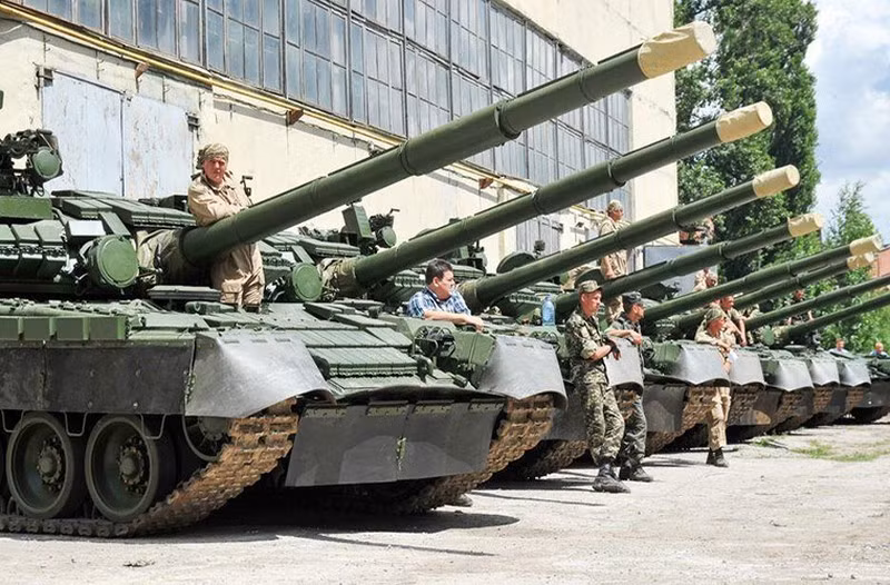 Kết quả là đã cho ra đời xe tăng T-84 Oplot, xe tăng này sử dụng động cơ diesel thay vì tuabin khí như hầu hết những chiếc T-80, mang lại độ bền cao hơn nhưng có hiệu suất kém hơn trong thời tiết lạnh.