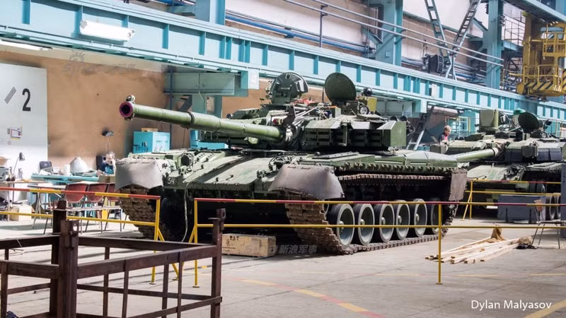 Sau khi Liên Xô tan rã vào năm 1991, Ukraine thừa hưởng năng lực sản xuất loại xe tăng chủ lực cao cấp và đắt tiền nhất của Liên Xô là T-80. Những chiếc T-80 được chế tạo cùng với những chiếc T-72 vào những năm 1980 tại ba cơ sở riêng biệt thuộc Liên Xô, trong đó một cơ sở là nằm ở thành phố Kharkiv của Ukraina.