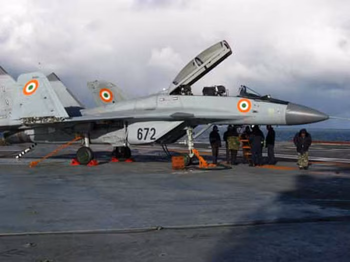 Không hài lòng với hiệu suất của máy bay chiến đấu trên tàu sân bay MiG-29K, Hải quân Ấn Độ đã đưa ra kế hoạch từ năm 2017 để mua 57 máy bay chiến đấu cho các tàu sân bay hiện tại và tương lai. Hiện nay, tàu sân bay đóng trong nước đầu tiên của Ấn Độ Vikrant, có khả năng sẽ gia nhập Hải quân Ấn Độ vào nửa cuối năm 2021.