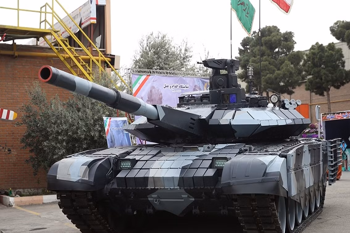Xe tăng chiến đấu chủ lực (MBT) Karrar của Iran, về cơ bản là một bản sao của chiếc xe tăng T-90S do Nga thiết kế và được Iran cho là “tiên tiến hơn”, so với phiên bản Zulfiqar (cũng là một loại MBT do Iran phát triển, dựa trên các mẫu xe tăng M-48, M-60 của Mỹ và T-72 của Liên Xô).