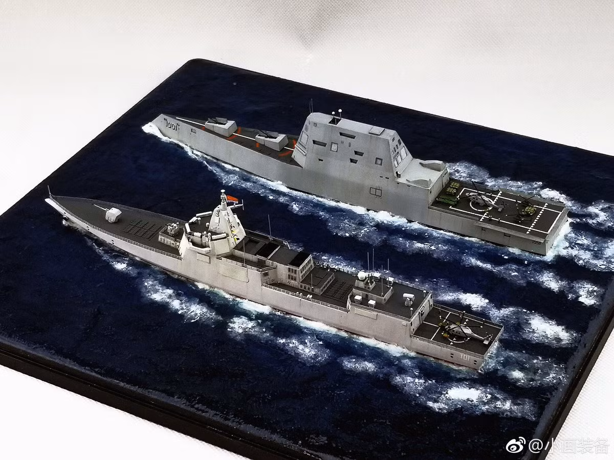 Phía cuối đuôi tàu của Type 055 bố trí "lộn xộn" hơn một chút so với USS Zumwalt; Type 055 không có bãi đáp trực thăng lớn như USS Zumwalt, mà phía đó là một đài chỉ huy phụ, có hàng loạt ăng-ten nhỏ, các hệ thống cảm biến và vũ khí được gắn ở phía sau.