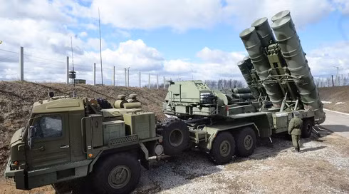Vậy lý do tại sao Mỹ và NATO phản đối Thổ Nhĩ Kỳ mua hệ thống S-400, Mỹ nêu lý do là hệ thống S-400 có thể đe dọa sự an toàn của máy bay chiến đấu F-35 và lấy đây là cái cớ, để ngăn chặn việc giao máy bay chiến đấu F-35 cho Thổ Nhĩ Kỳ.