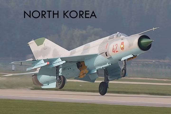Trong khi đó, số máy bay chiến đấu thời có từ thời Chiến tranh Lạnh của Triều Tiên, không có lợi thế trong chiếm ưu thế trên không trước số máy bay chiến đấu của liên quân Mỹ - Hàn, do những chiến đấu cơ thế hệ 5 như F-22 hay F-35 dẫn đầu.