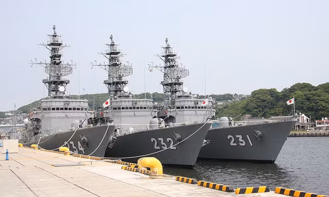 Theo kế hoạch, Lực lượng Phòng vệ Hàng hải Nhật Bản sẽ nhận ít nhất 22 khinh hạm thuộc lớp 30FFM trong giai đoạn 2022-2032. Mỗi chiếc tàu chiến này có giá khoảng 480 triệu USD, sau khi biên chế sẽ dần thay thế tàu khu trục lớp Asagiri và tàu hộ vệ lớp Abukuma.