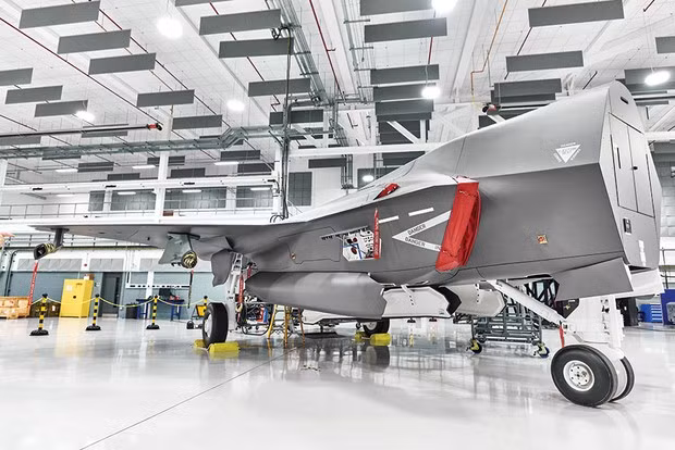 Trong nhiều năm, một trong những điểm yếu lớn nhất của chương trình tiêm kích F-35 là mạng máy tính bảo trì và phụ tùng được gọi là Hệ thống thông tin hậu cần tự động (ALIS) có nhiều sai sót. Có thể nói, tương lai chiến đấu cơ tàng hình đắt nhất hành tinh F-35 rất mờ mịt. Nguồn ảnh: Pinterest.