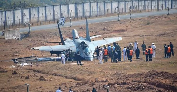 Với sự sụp đổ của Liên Xô, hệ thống chiến đấu hỗ trợ ban đầu cho MiG-29 đã dần tụt hậu so với thời đại. Và do MiG-29 chủ yếu được trang bị cho các nước thuộc thế giới thứ ba, nên trình độ huấn luyện và hệ thống tác chiến của các nước này không mạnh, nên các điểm yếu của MiG-29 càng bị lộ rõ. Ảnh: Một vụ tai nạn của MiG-29 của Không quân Ấn Độ - Nguồn: PTI