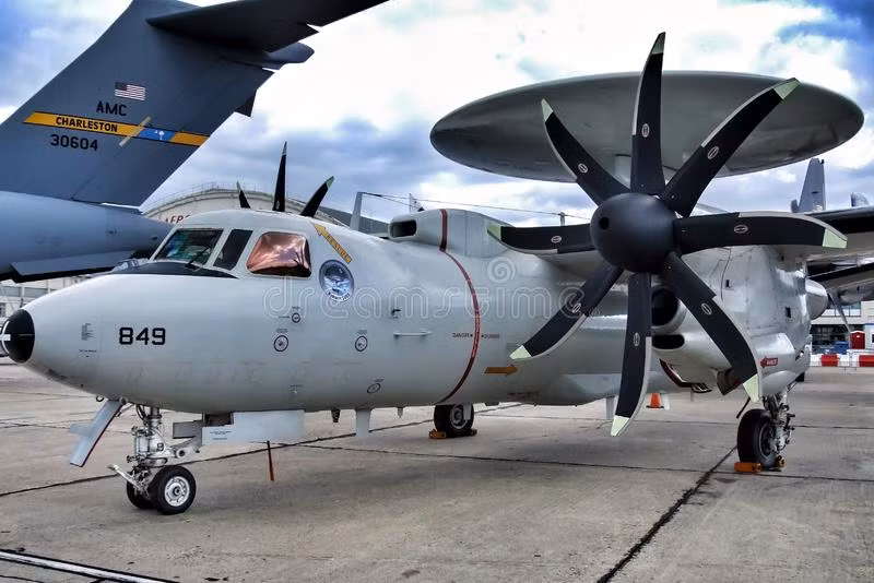 Tàu sân bay Charles de Gaulle chủ yếu dựa vào máy bay cảnh báo sớm E-2 Eagle Eye mua từ Mỹ; tuy nhiên những máy bay cảnh báo E-2 Eagle Eye xuất khẩu cho Pháp, đã bị cắt giảm nhiều tính năng, không thể bằng phiên bản gốc của Hải quân Mỹ.