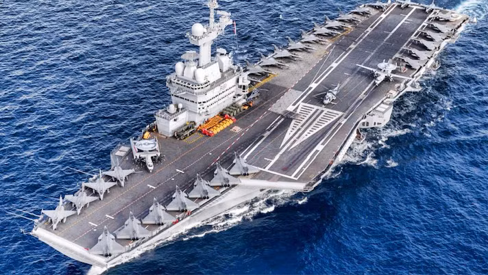 Mặc dù cả lớp tàu Nimitz và Charles de Gaulle đều sử dụng máy phóng, để hỗ trợ máy bay cất cánh. Nhưng do boong tàu của Charles de Gaulle nhỏ hơn và đường băng đơn, nên đã cản trở khả năng hạ cánh của những máy bay cỡ lớn hơn hạ cánh.