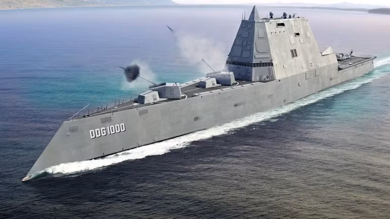 Với khả năng tàng hình của Zumwalt, về mặt lý thuyết, nó có thể tiến gần trong tầm bắn của Kirov mà không sợ bị tiêu diệt. Mặt khác, tàu tuần dương Nga sẽ muốn lùi lại và tấn công Zumwalt từ xa.