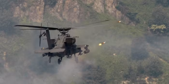 Một nhà báo của tờ Defense News, đã chứng kiến cuộc thử nghiệm tổ hợp Apache - Spike của Quân đội Mỹ, tại Bãi thử nghiệm Yuma, vào tháng 8/2019, trong điều kiện địa hình hiểm trở; chiếc AH-64 thử nghiệm nấp sau khe một quả núi, có chiều cao 490 mét và ngắm mục tiêu là mô hình hệ thống phòng không tầm thấp Pantsir S-1 ở sườn dốc đối diện.