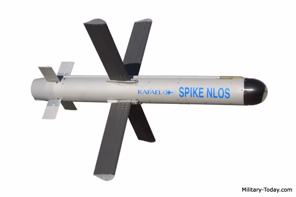Spike NLOS có nhiều phiên bản, nhưng phiên bản lắp trên trực thăng AH-64 có tầm bắn 25 km, tên lửa sử dụng liên kết dữ liệu không dây để kết nối với hệ thống điều khiển trên máy bay, do phi công điều khiển vũ khí sử dụng.