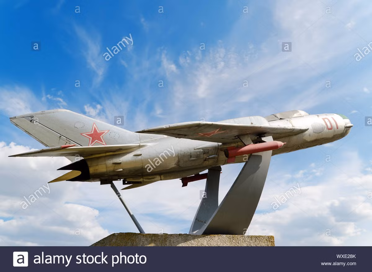 Tuy nhiên đến đầu những năm 1970, vẫn còn khoảng 350 chiếc MiG-19 vẫn còn phục vụ trong Không quân Liên Xô và nó bị nhanh chóng thay thế bằng Su-15 và MiG-25. MiG-19 được Không quân Liên Xô loại hoàn toàn khỏi biên chế vào đầu thập niên 1980.