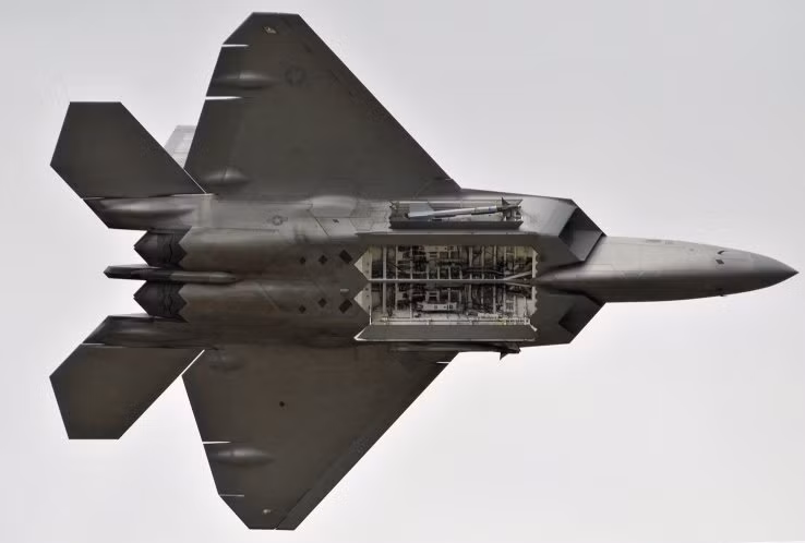 Máy bay chiến đấu tàng hình Su-57 của Nga và J-20 của Trung Quốc có thể chứa 6 tên lửa ở khoang vũ khí bên trong. Máy bay F-22 của Không quân Mỹ, cũng là một sản phẩm của Lockheed, có thể lắp 8 tên lửa trong khoang của nó.