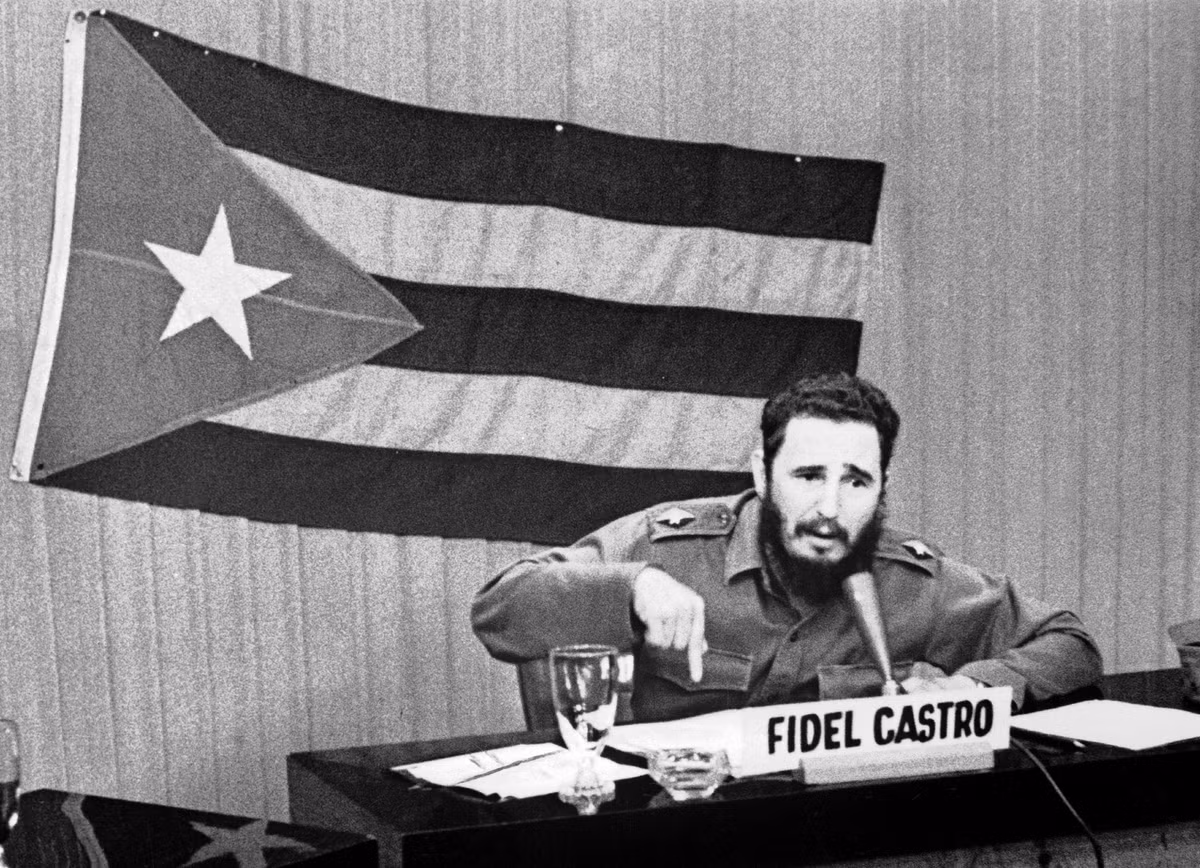 Liên Xô công khai bảo vệ Cuba trước mối đe dọa Mỹ và đã bố trí các tên lửa lên hòn đảo này khiến Mỹ phản ứng dữ dội. Sau đó Mỹ và Liên Xô đã ký một thỏa thuận, theo đó Liên Xô đồng ý loại bỏ tên lửa hạt nhân khỏi Cuba và Mỹ phải bảo đảm tự do cho hòn đảo này. Nguồn ảnh: Pinterest.