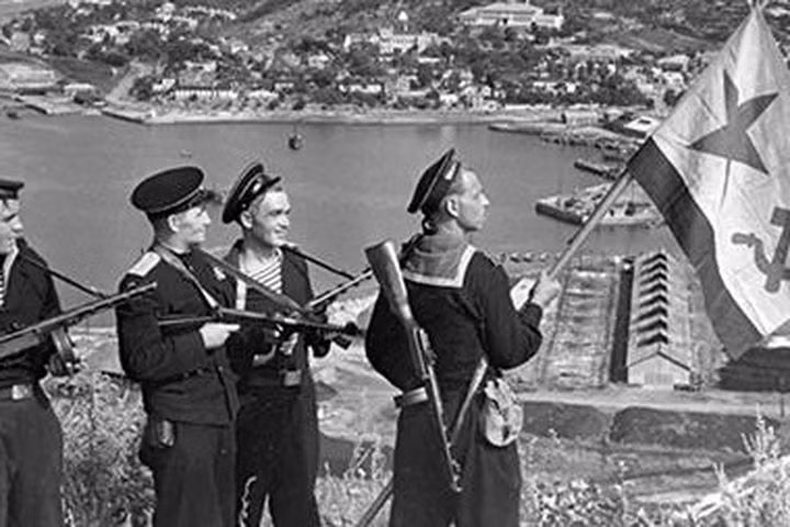 Mặc dù có Hiệp ước 30 năm được ký năm 1945 sau khi giải phóng bán đảo Liêu Đông khỏi phát xít Nhật, nhà lãnh đạo Joseph Stalin vẫn nhiều lần định rút quân đội Liên Xô và chuyển giao hẳn quyền quản lý cho Trung Quốc.