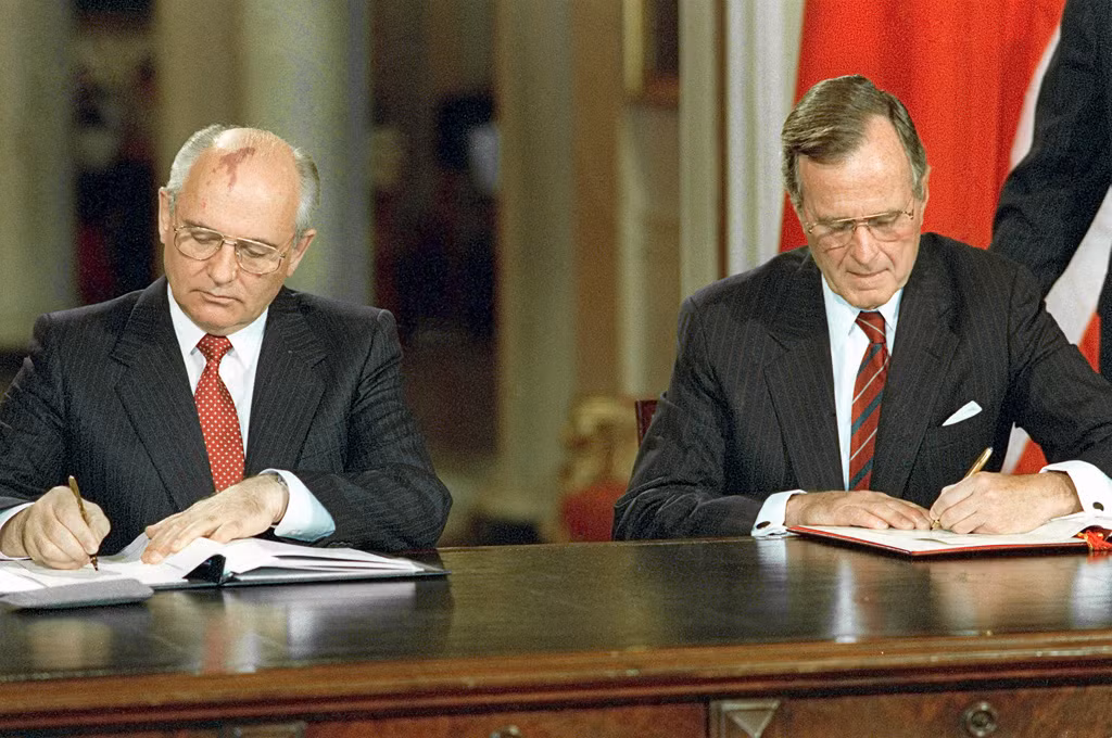 Cuối cùng là Mỹ, người cuối cùng tặng lãnh thổ Liên Xô là Tổng thống Mikhail Gorbachev. Ông đã tặng Mỹ 50.000 km2 vùng eo biển Bering và biển Chukotka. Vấn đề phân giới các vùng kinh tế và thềm lục địa giữa Liên Xô và Mỹ đã được đưa ra ngay cuối những năm 1970.