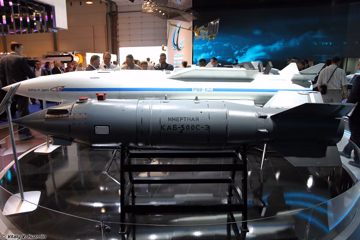 KAB-500S, biến thể thứ ba và là phiên bản hiện đại nhất của loại siêu bom thông minh này, với hệ thống vệ tinh dẫn đường chính xác và sức nổ cao, có thể tiêu diệt mục tiêu ngày đêm tại các tọa độ định trước, trong bất kỳ thời tiết nào. 